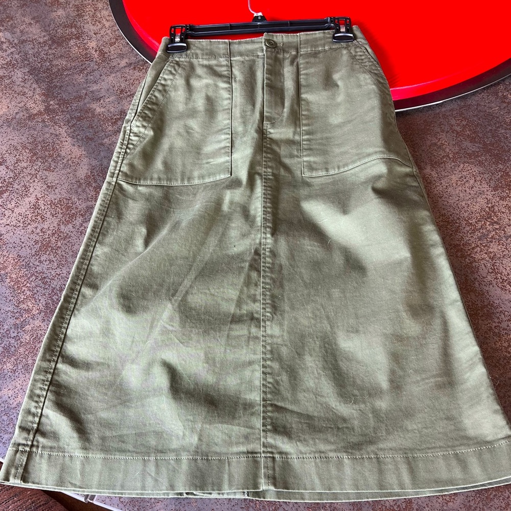 Olive green utility skirt by Uniqlo. Cotton/spandex 26-27” waist.